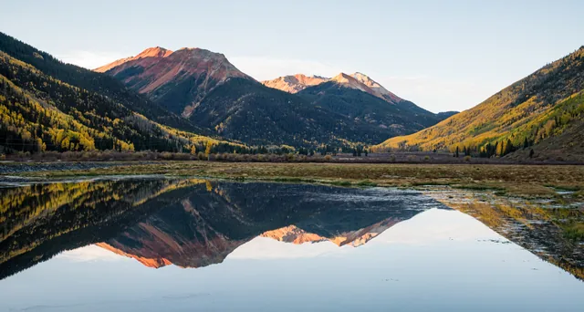 Mountain symmetry in a still lake